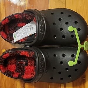 CROCS UNISEX Classic Black with Red Plaid Lining (Buffalo Check) W7/M5
